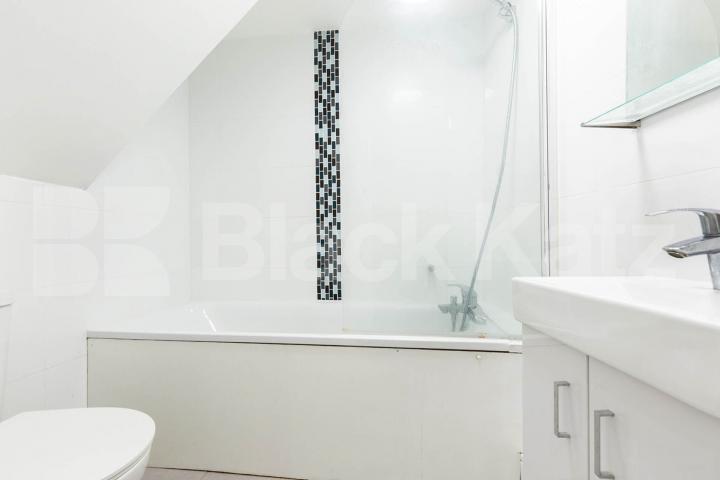 split over 2 floors a spacious 4 bedroom with modern fixtures. Foulden Road, Stoke Newington